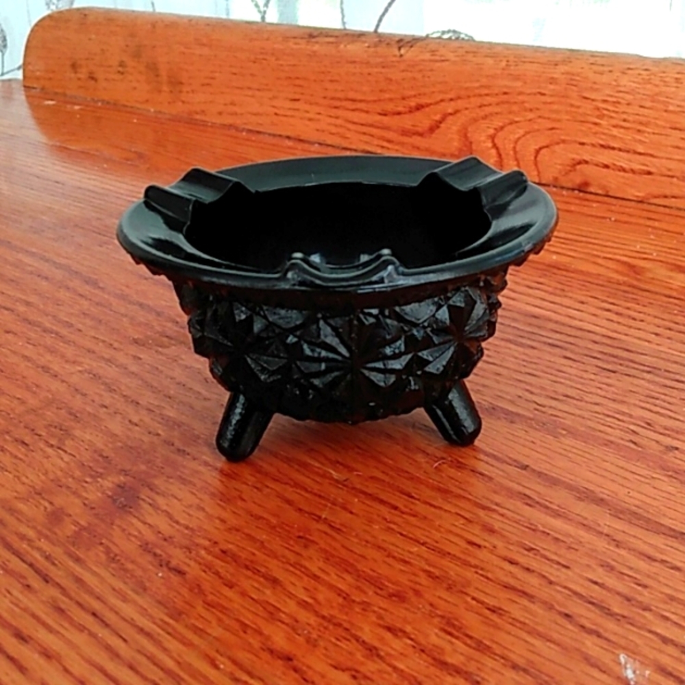 L. E. Smith  Black Amethyst Daisy Button Cigarette Ashtray